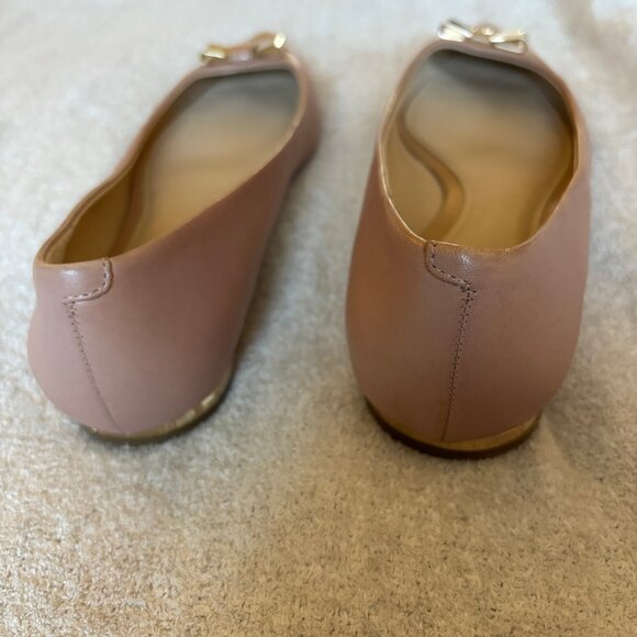 Coach "Wynter" flats in blush leather, patent toe caps, gold bows, size 8.5 - Picture 4 of 7